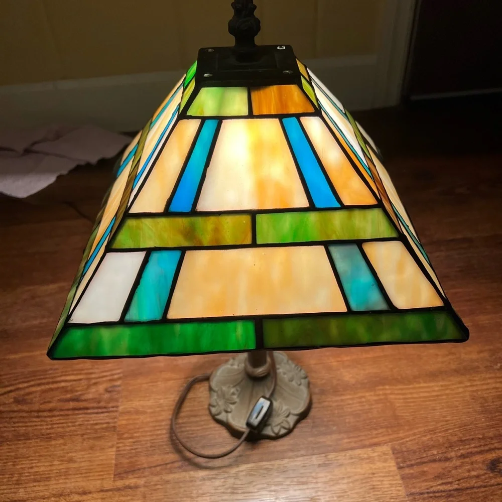 Underwriters Laboratory Vintage Small Portable Tiffany Stained Glass Lamp - Picture 3 of 14